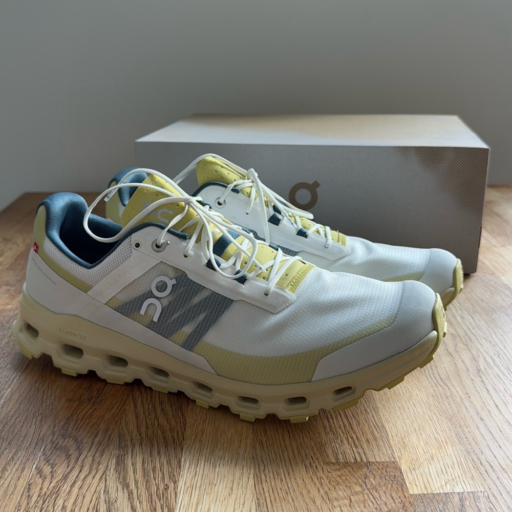 Men’s ON Cloudvista in Ivory/Endive size 13 trail runner